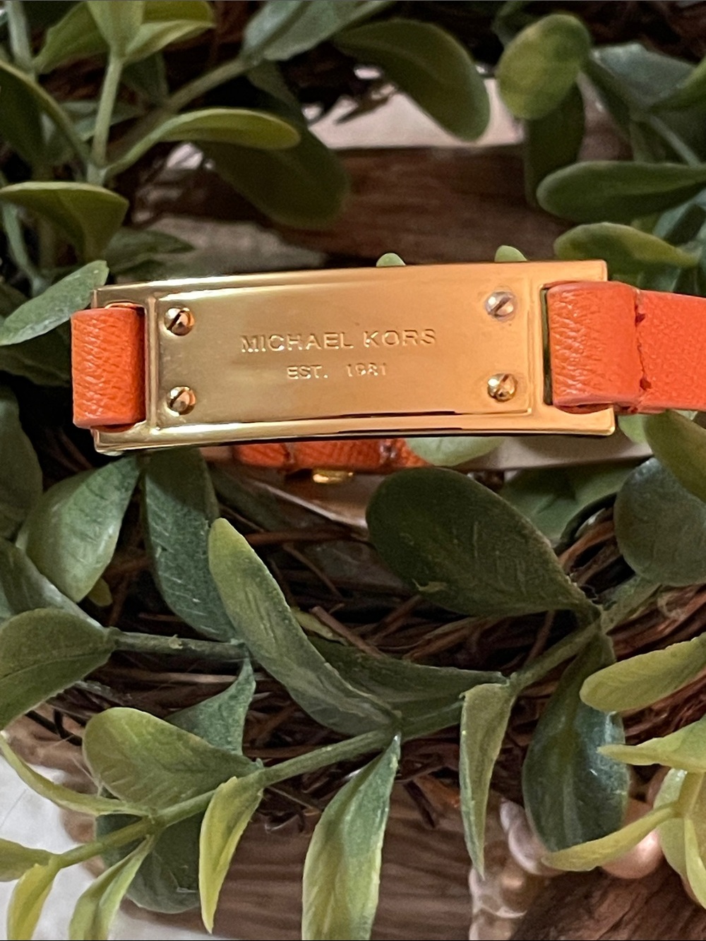 ⚜️MICHAEL KORS Stunning Orange Textured Leather and Gold  Engraved Plaque⚜️